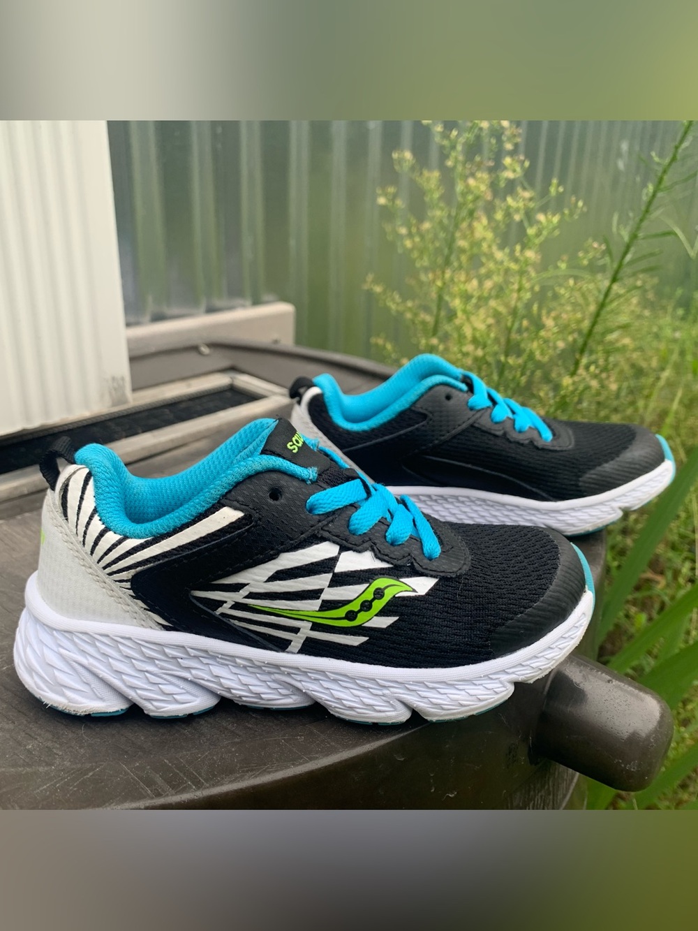 Saucony Kids Black & Teal Athletic Sneakers
Size 11 Wide